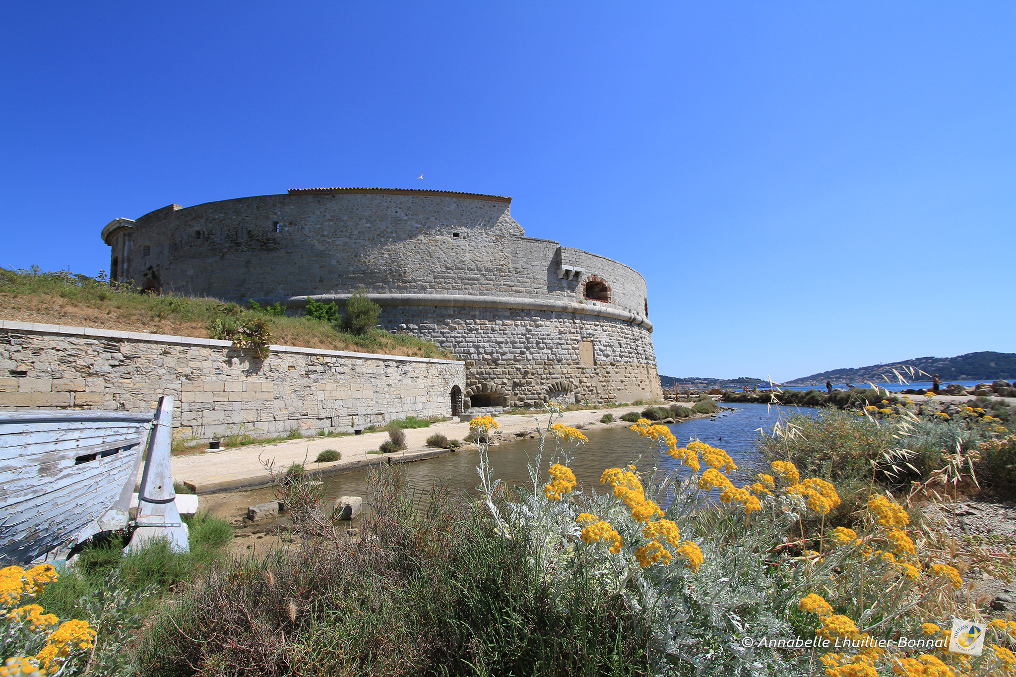 Vue de jour sur la Tour Royale devant la mer