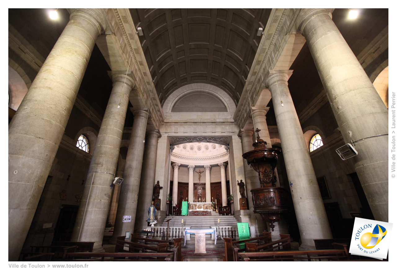 Vue de l'intérieur de l'église Saint-Louis