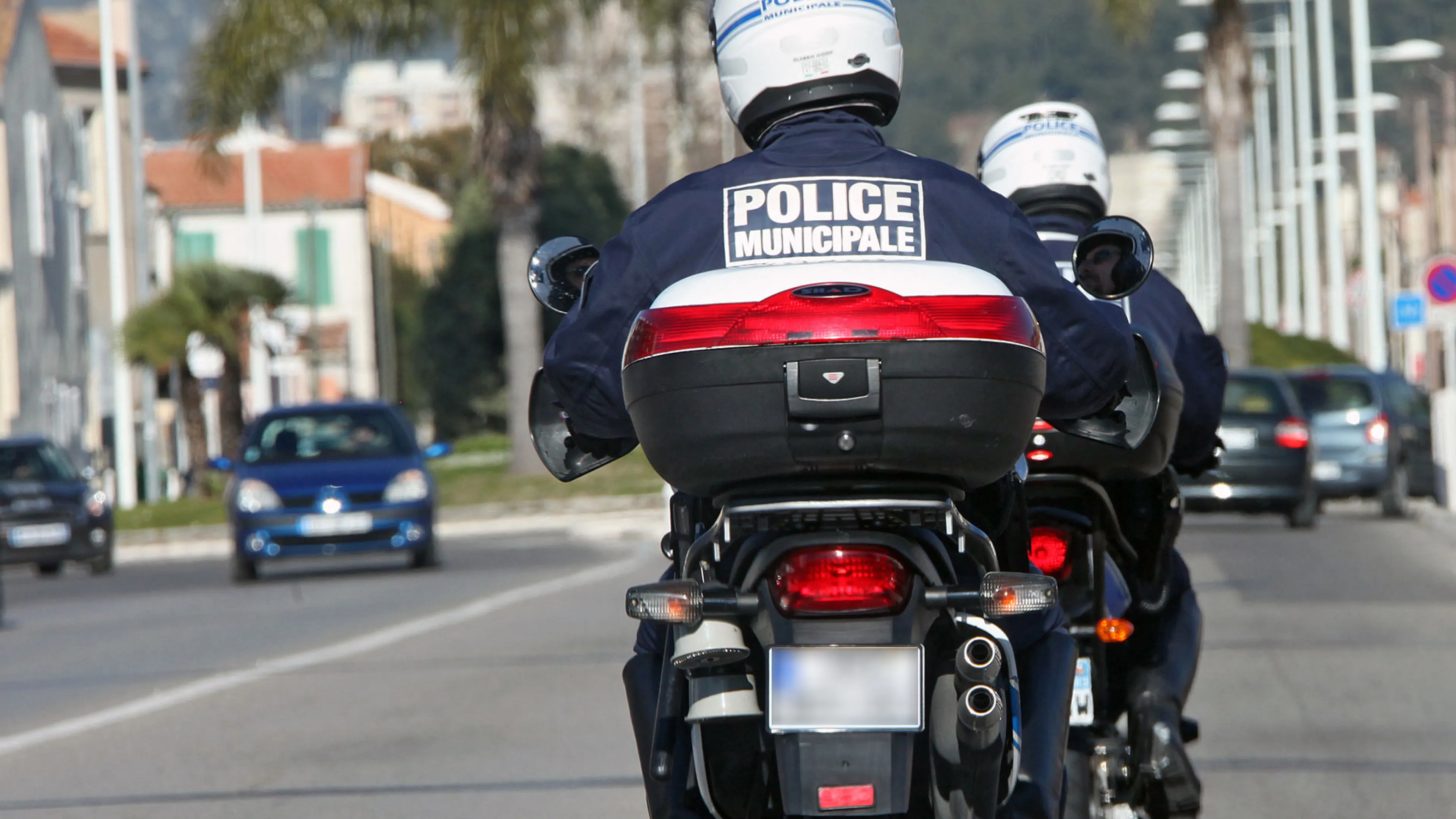 Photo montrant deux policiers municipaux en fonction roulant sur des deux roues