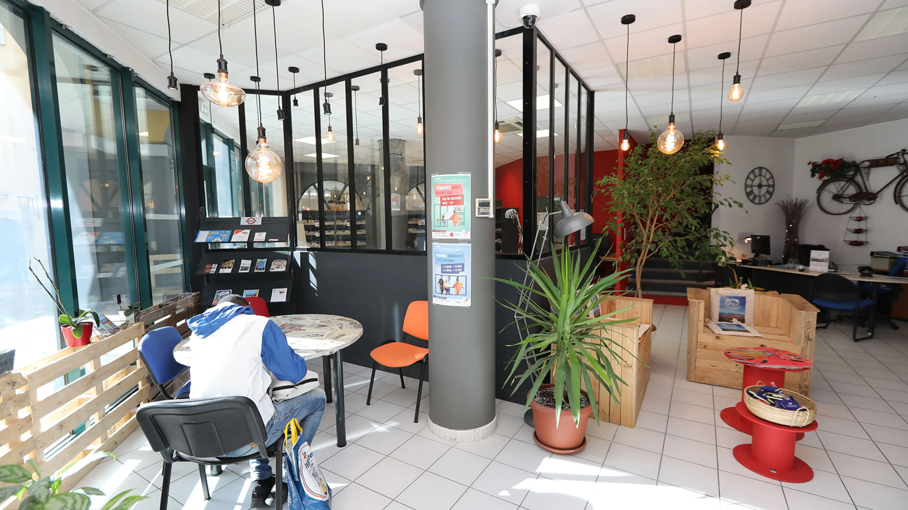Photographie de l'intérieur de la Maison de l'Etudiant à Toulon. Sur la photo, on peut y voir un enfant assis sur une chaise, en train de travailler