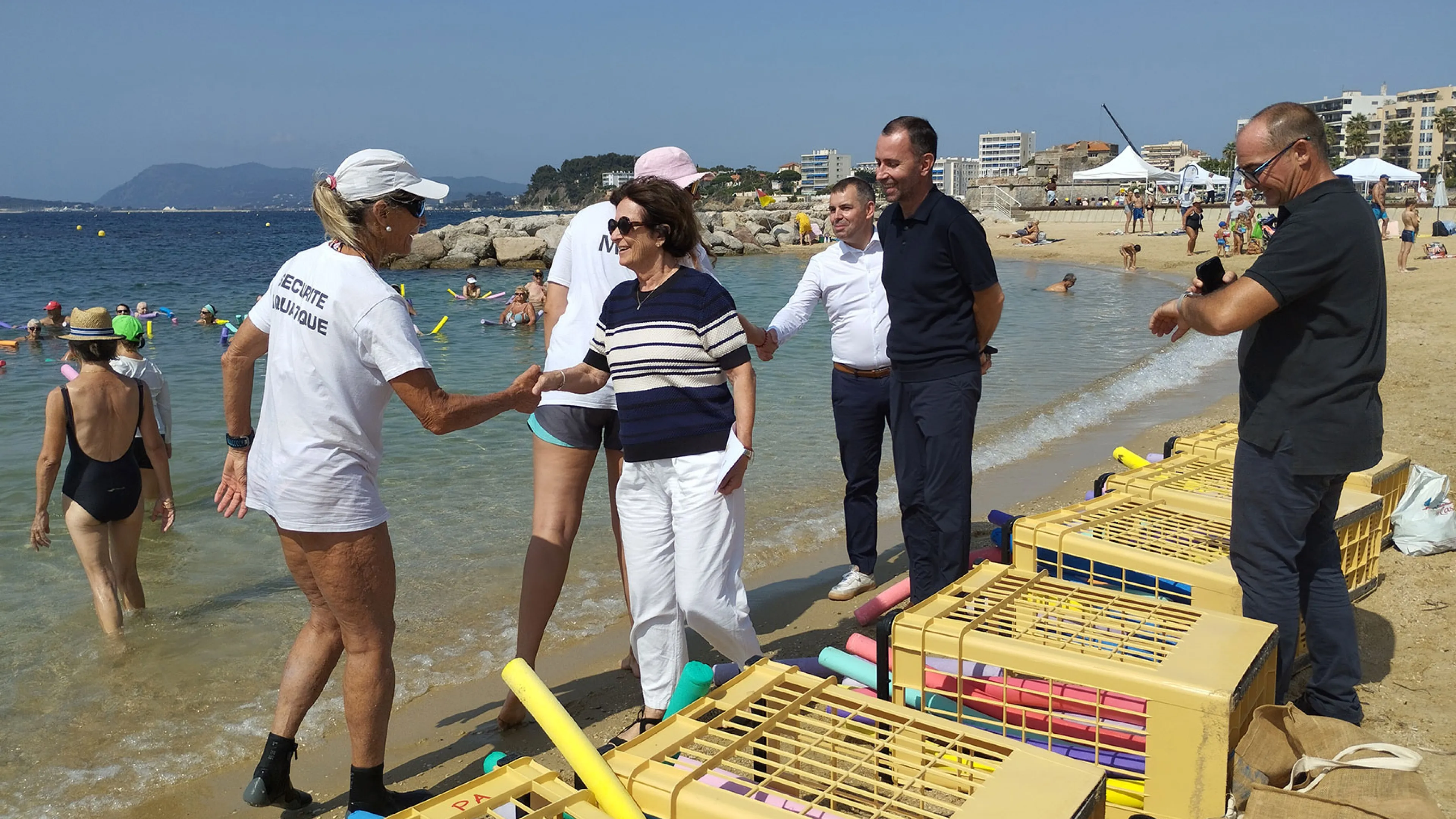 Josée Massi, maire de Toulon salue les éducateurs de la Ville qui ont animé un cours d'aquagym à destination d'un public senior