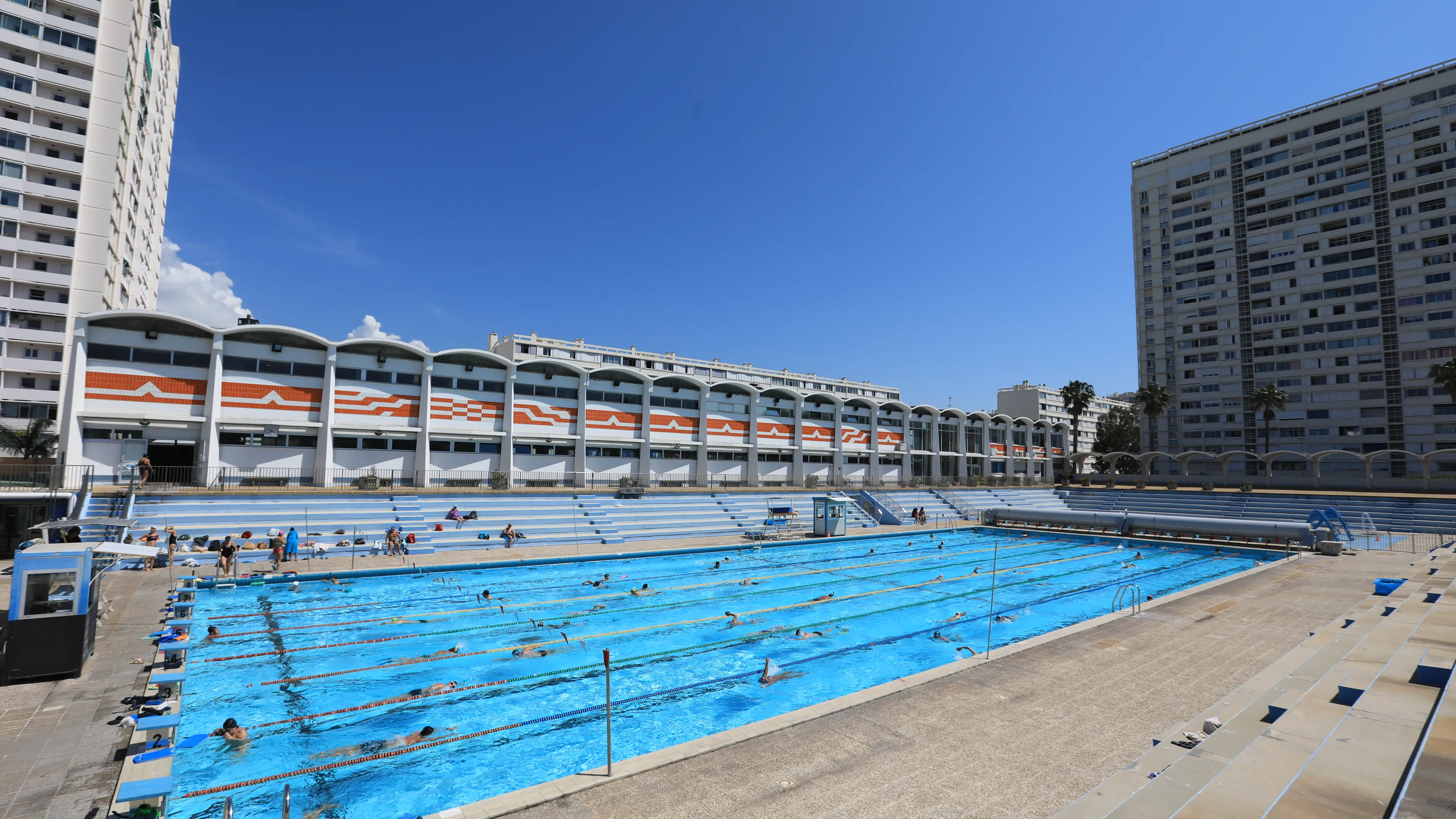 Photographie en plein jour de la piscine du port marchand 