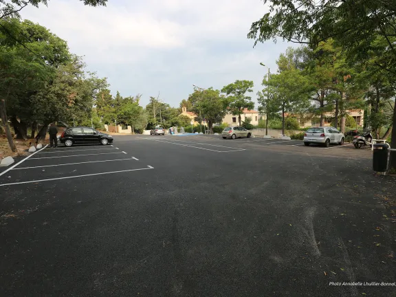 Place avec places de stationnement