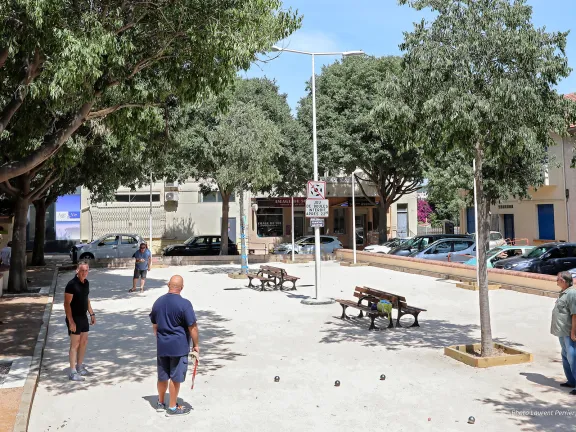 Boulodrome avec bancs et arbres