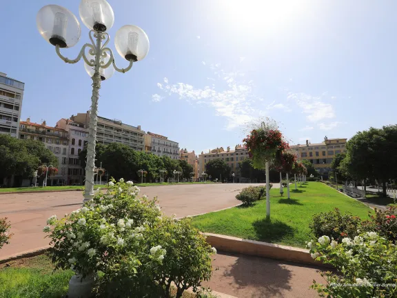 Vue sur la place entouré de gazon ainsi que de fleurs
