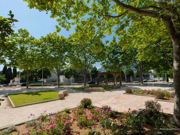 Place avec des espaces de verdure et de fleurs