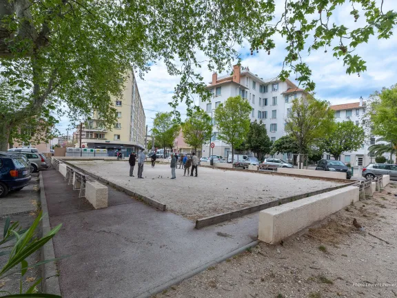Boulodrome encadré par des arbres