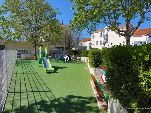 Vue sur la place composée de jeux d'enfants 