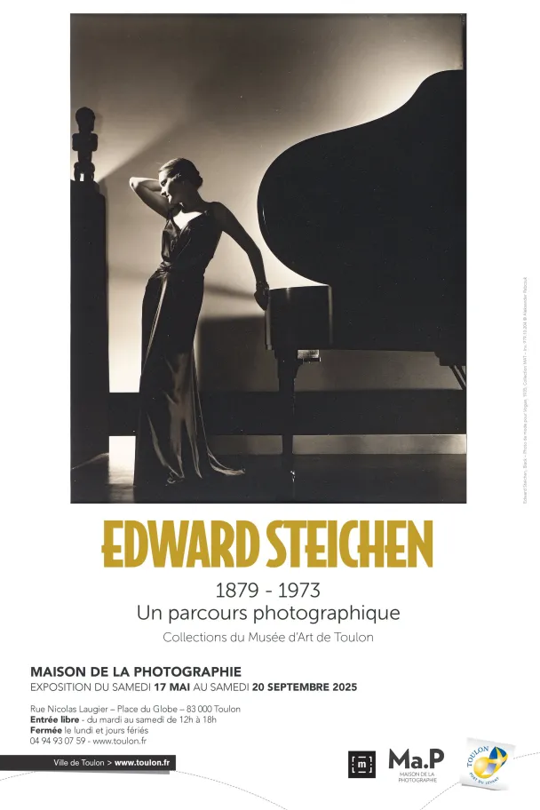Photo en noir et blanc d'une femme à côté d'un piano, réalisée par Edward Steichen