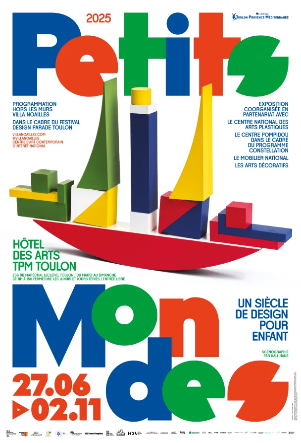 Affiche de l'exposition "Petits mondes" à l'Hôtel des Arts montrant un bateau en bois constitué de morceaux