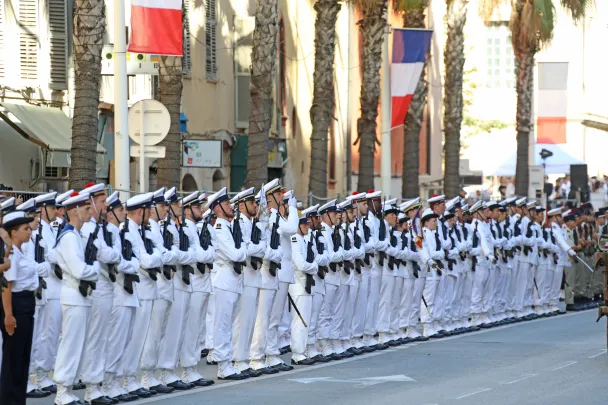 Photo d'un défilé de militaires en grande tenue blanche