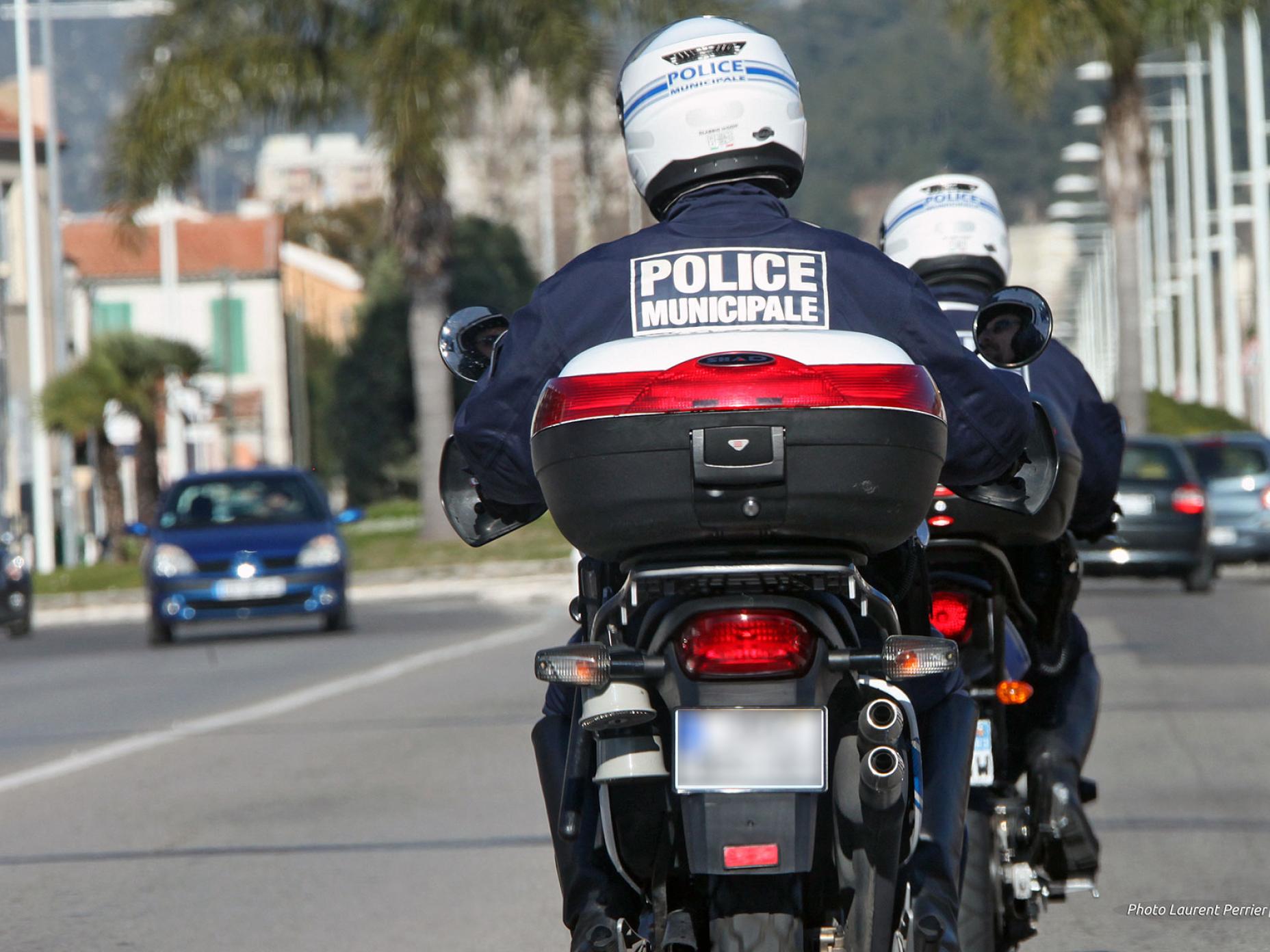 Photo montrant deux policiers municipaux en fonction roulant sur des deux roues