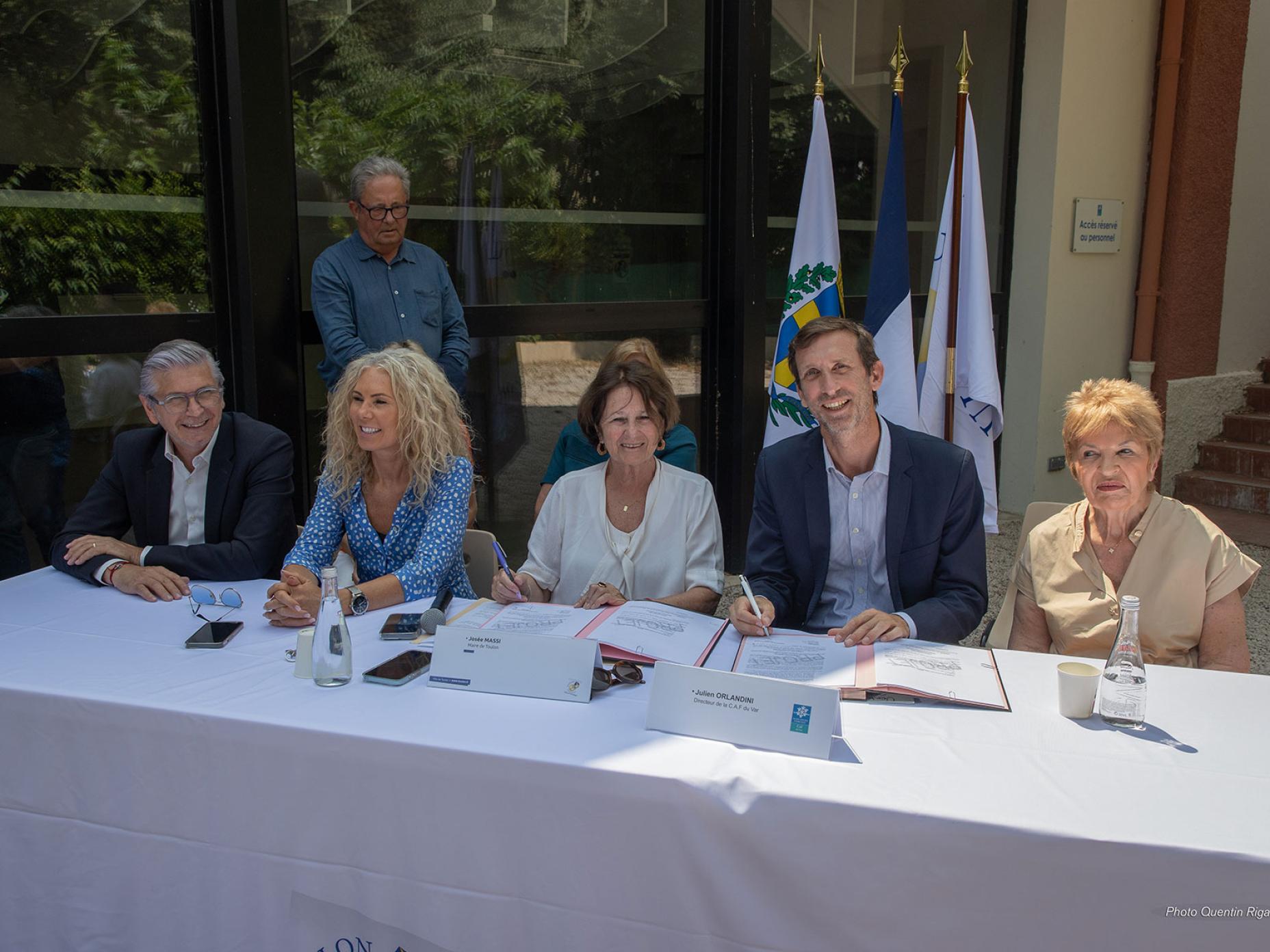 signature de la vente d'une parcelle de la caf au profit de la ville