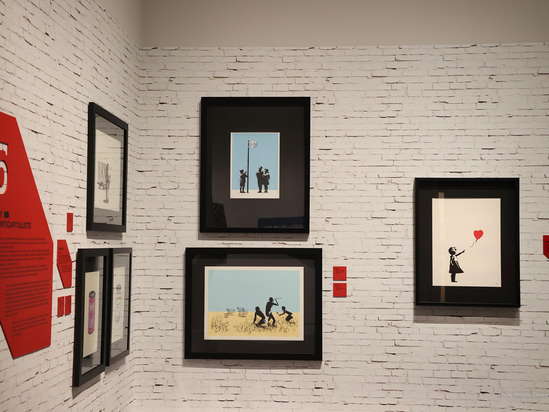 La photo présente 5 oeuvres de Banksy