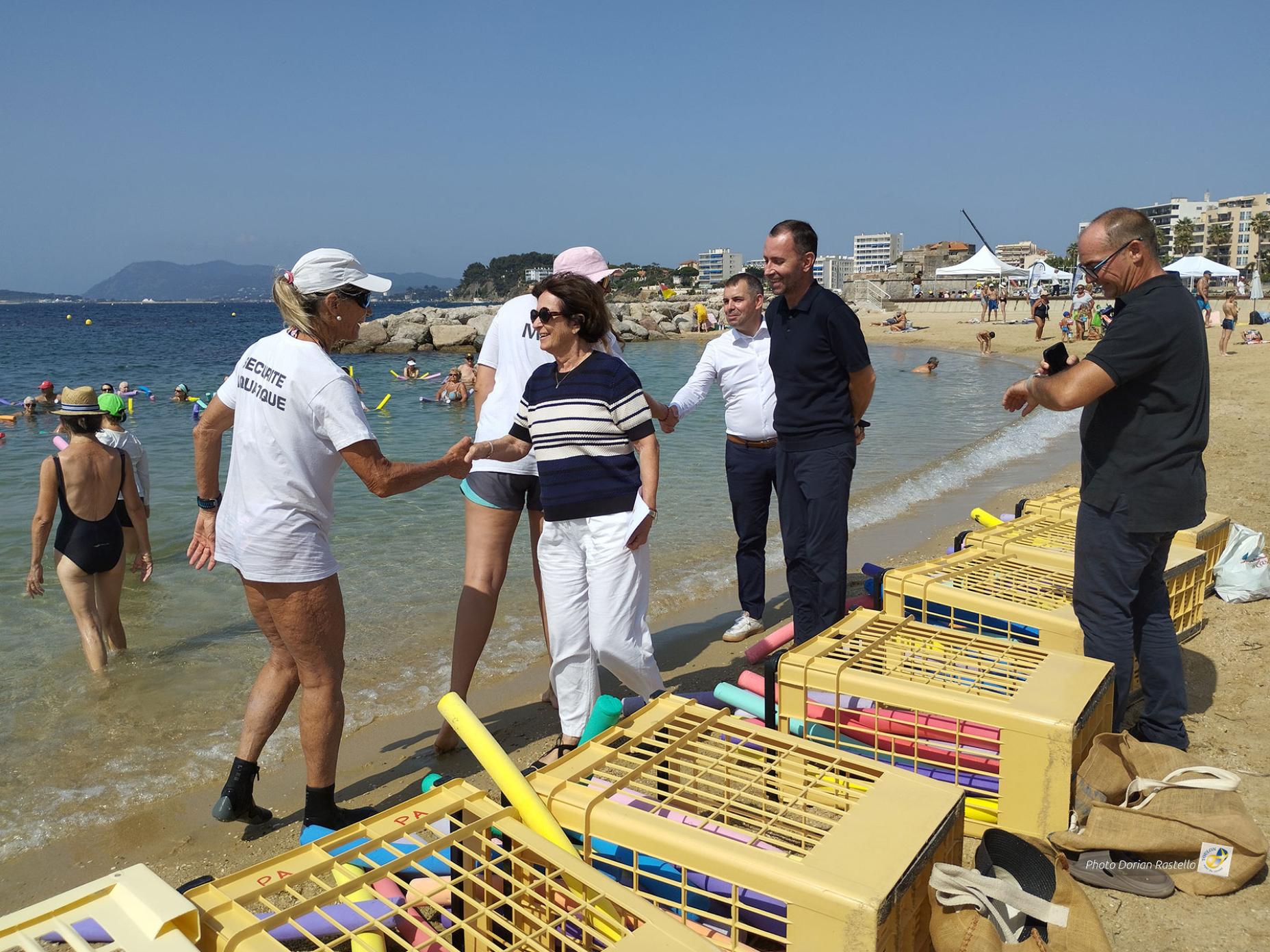 Josée Massi, maire de Toulon salue les éducateurs de la Ville qui ont animé un cours d'aquagym à destination d'un public senior