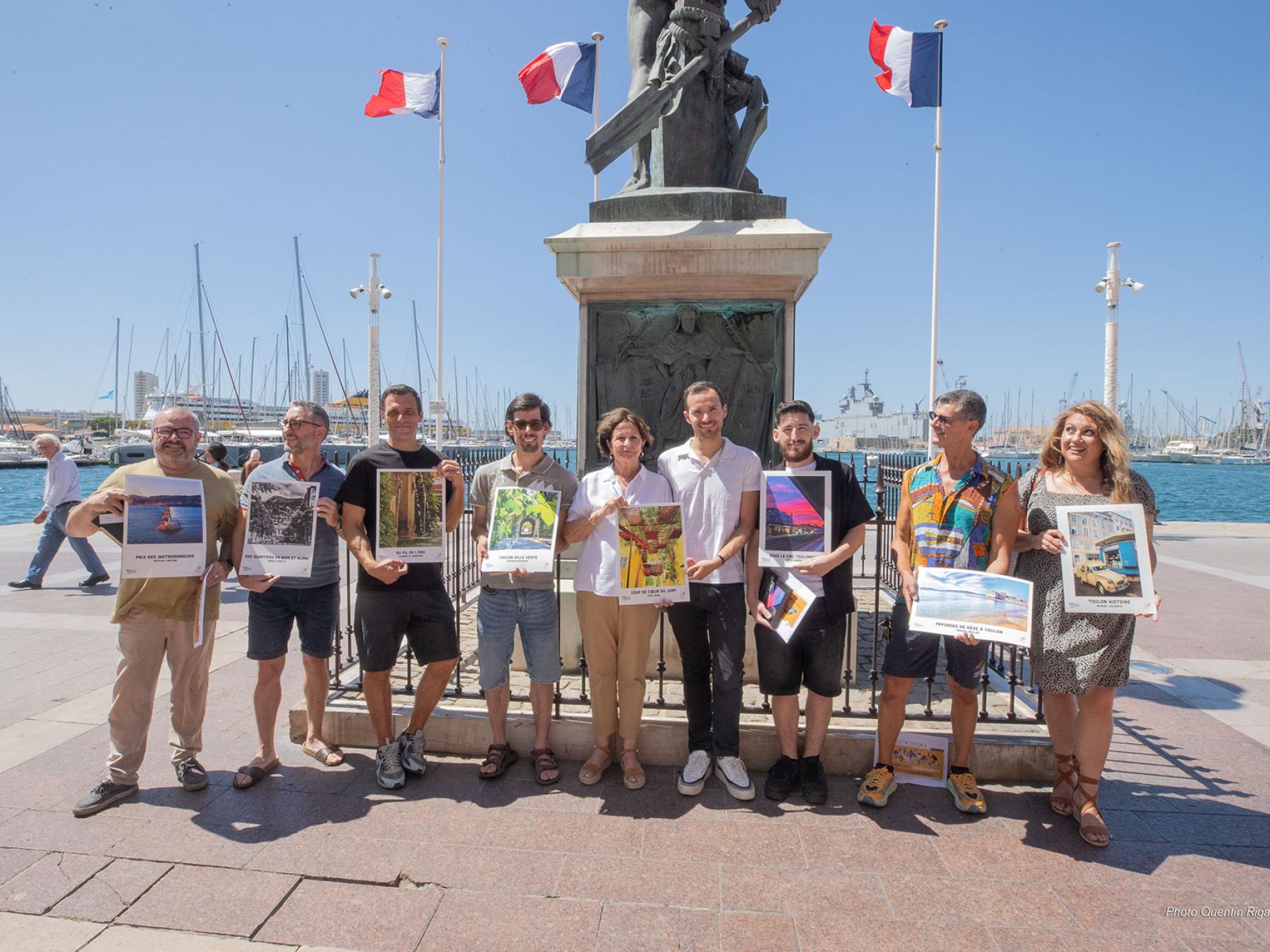 Photo des 8 lauréats du concours #toulonforever2025 autour de Josée Massi, maire de Toulon