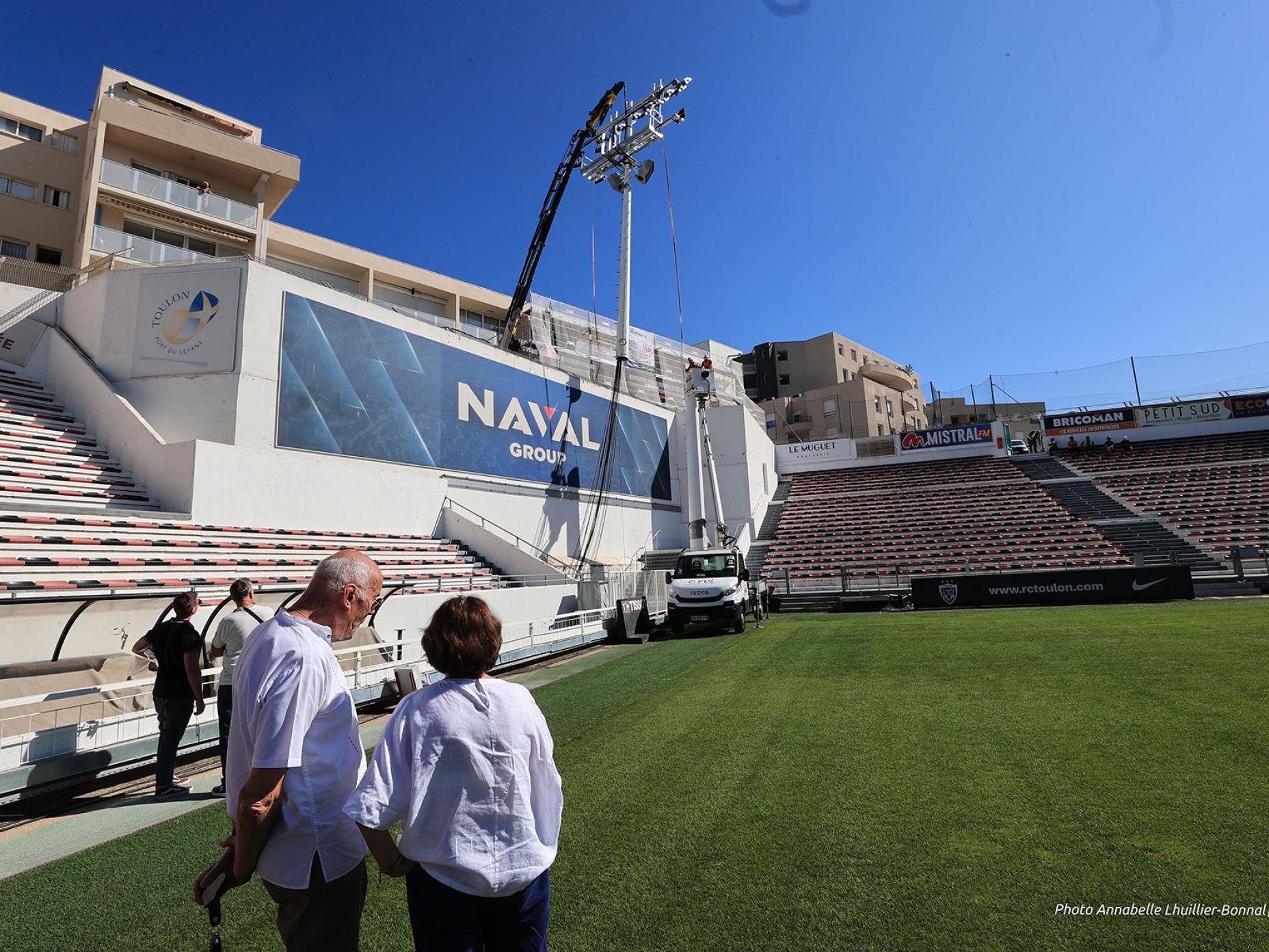 Josée Massi, maire de Toulon et Bernard Lemaître assistent à la pose d'un nouveau mât d'éclairage au stade Mayol 