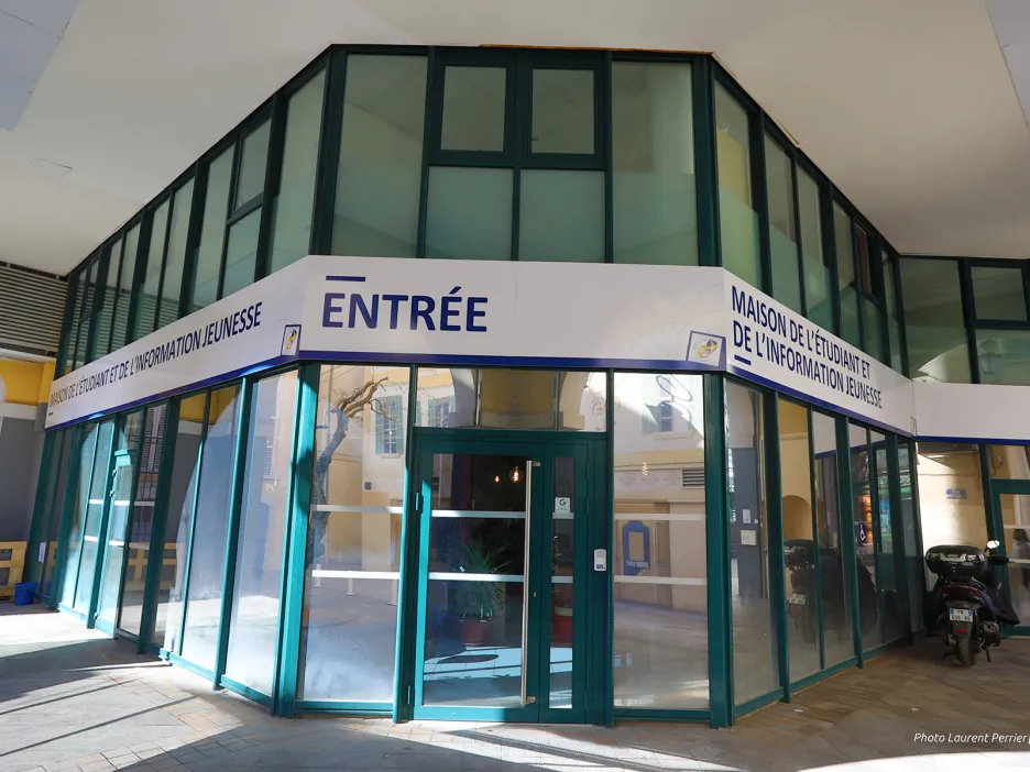 Photographie montrant l'extérieur et l'entrée de la Maison de l'Etudiant