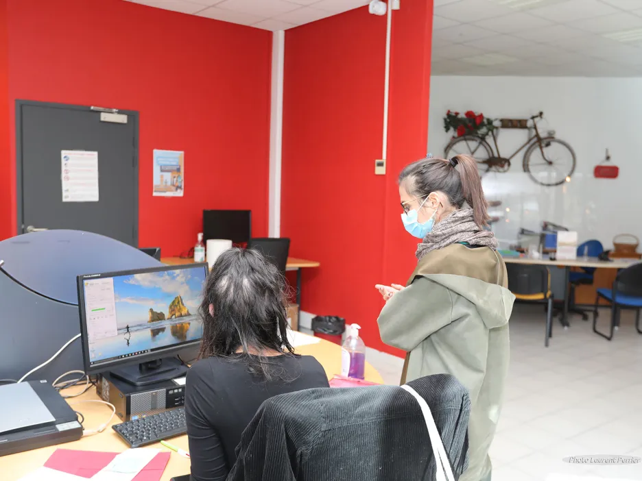 Photographie montrant 2 agents en train de travailler dans les bureaux