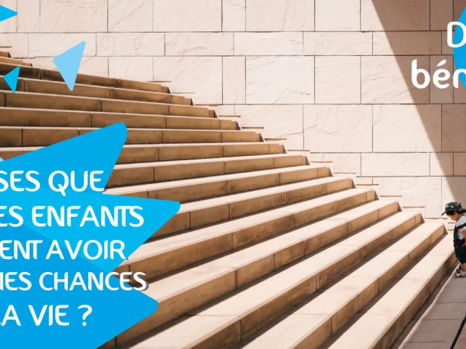 Affiche illustrant un jeune enfant en bas des escaliers. On peut y lire le texte suivant "Tu penses que tous les enfants devraient avoir les mêmes chances dans la vie ? Deviens bénévole unicef"