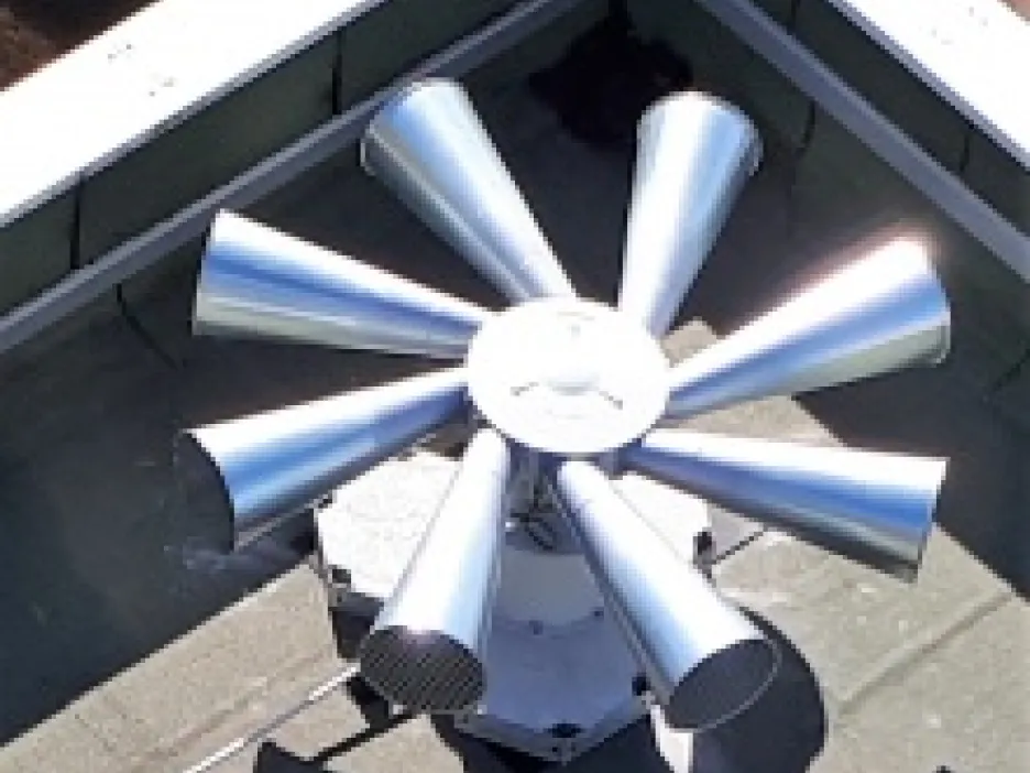 Sur cette photo nous pouvons voir un SAIP avec huit haut-parleurs sur un toit, les haut-parleurs sont sur le même support disposé en spirale pour avoir une direction omnidirectionnelle du signal