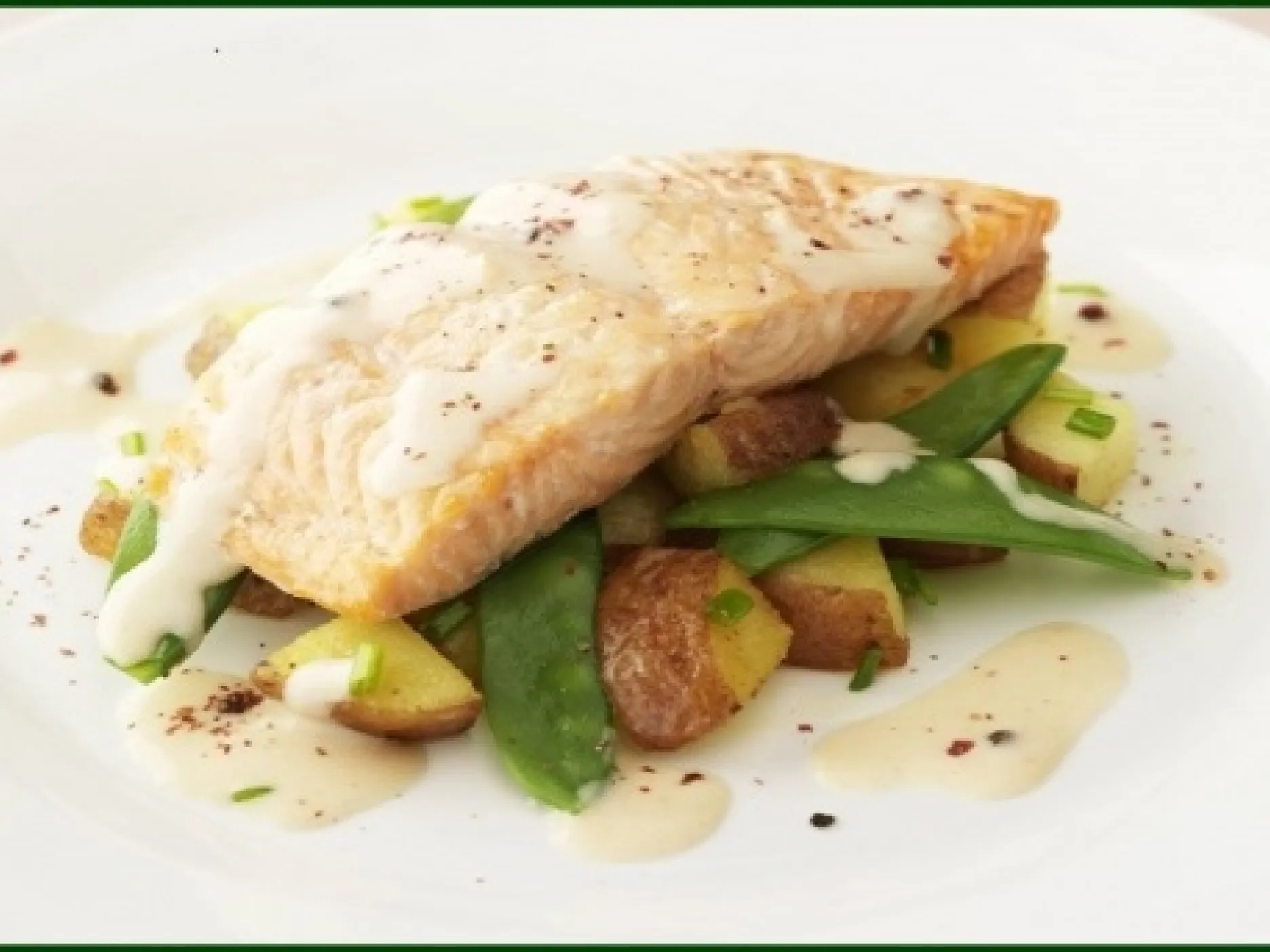 assiette avec un plat de poisson avec des légumes