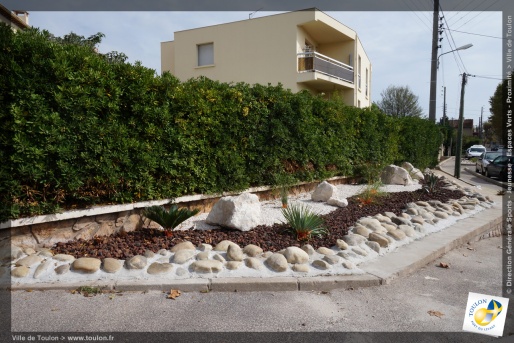 Jardinières Route de la Garde